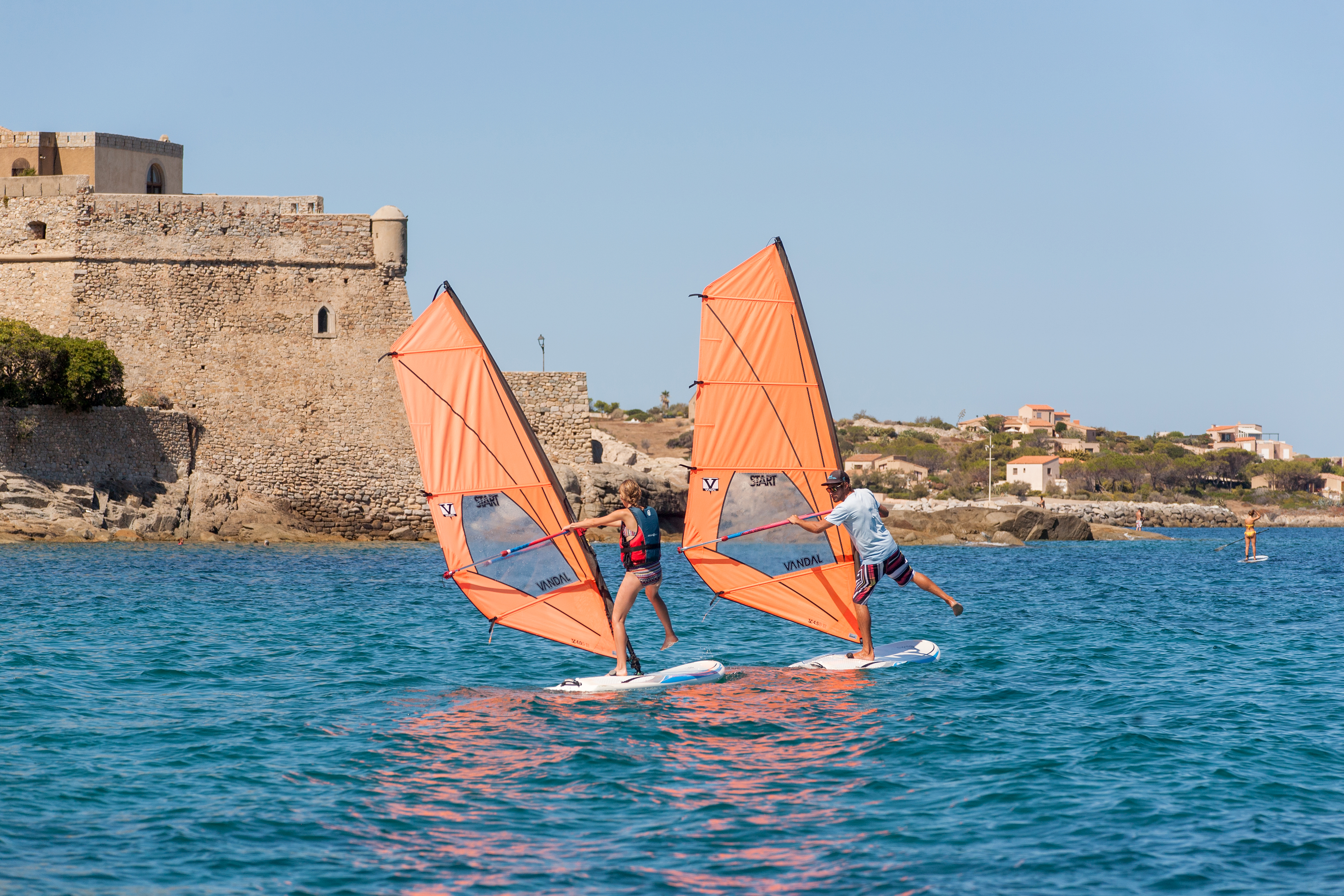 Planche - voile dans la baie d'Algajola devant la citadelle